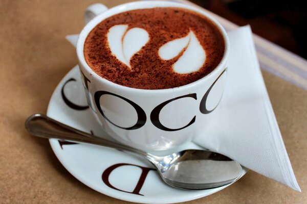 Hermoso café en una taza para el Desayuno