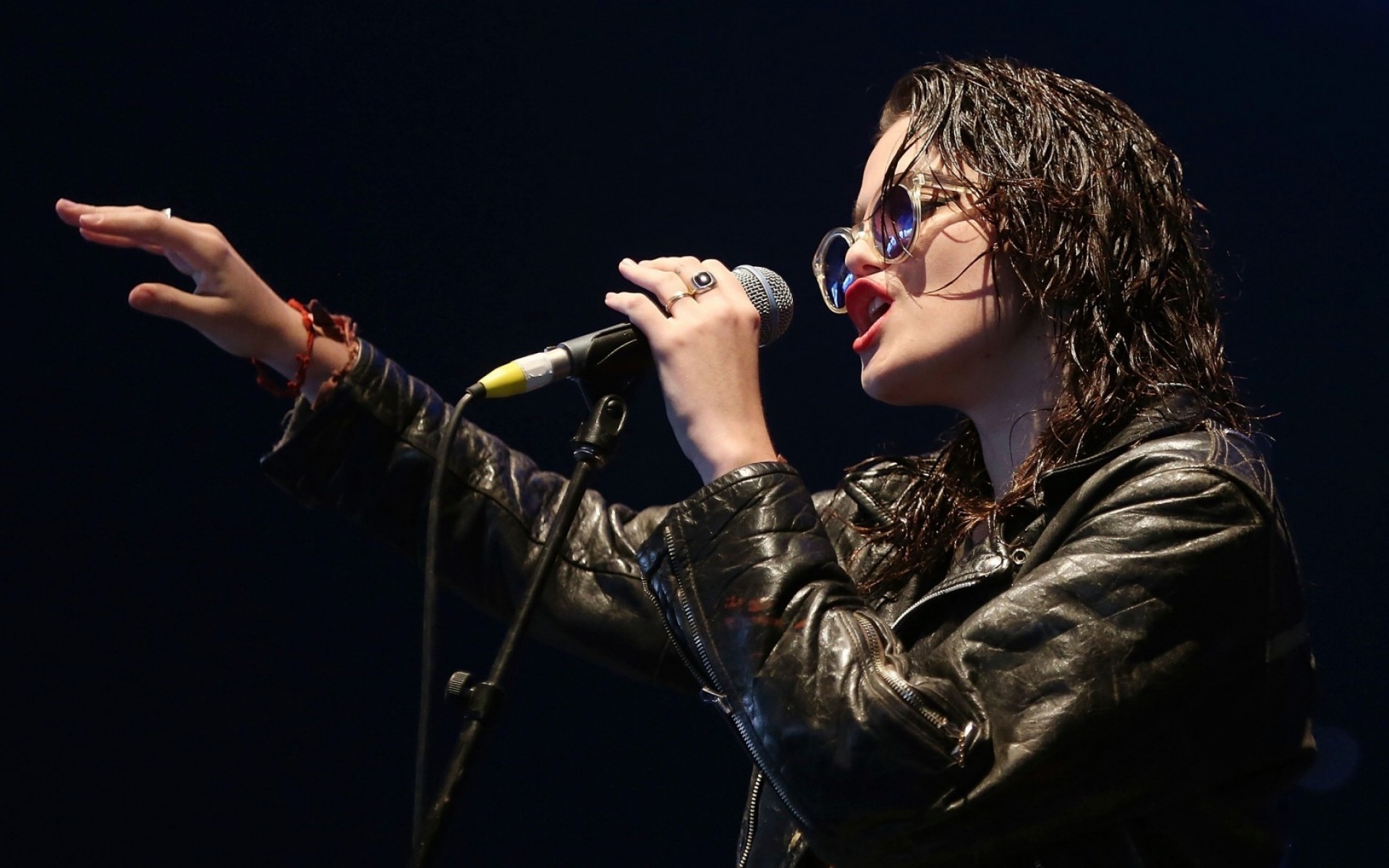 músicos rendimiento música concierto cantante músico banda pop solo festival etapa adulto micrófono guitarra sky ferreira