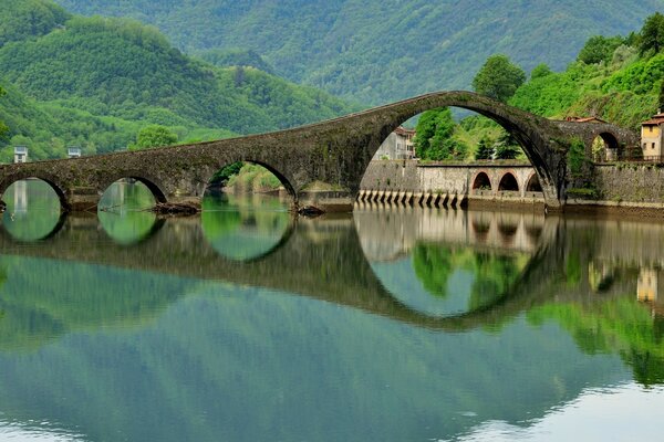 Landscapes with ancient bridges in Italy never cease to amaze