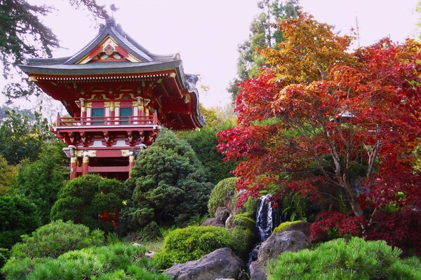 Construction chinoise dans le parc d automne