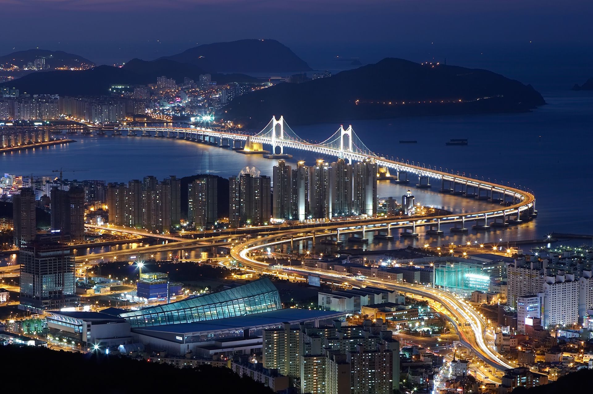 pontes cidade viagens arquitetura cidade crepúsculo ponte água tráfego noite urbano casa sistema de transporte skyline céu iluminado ponto de interesse rio porto espetáculo