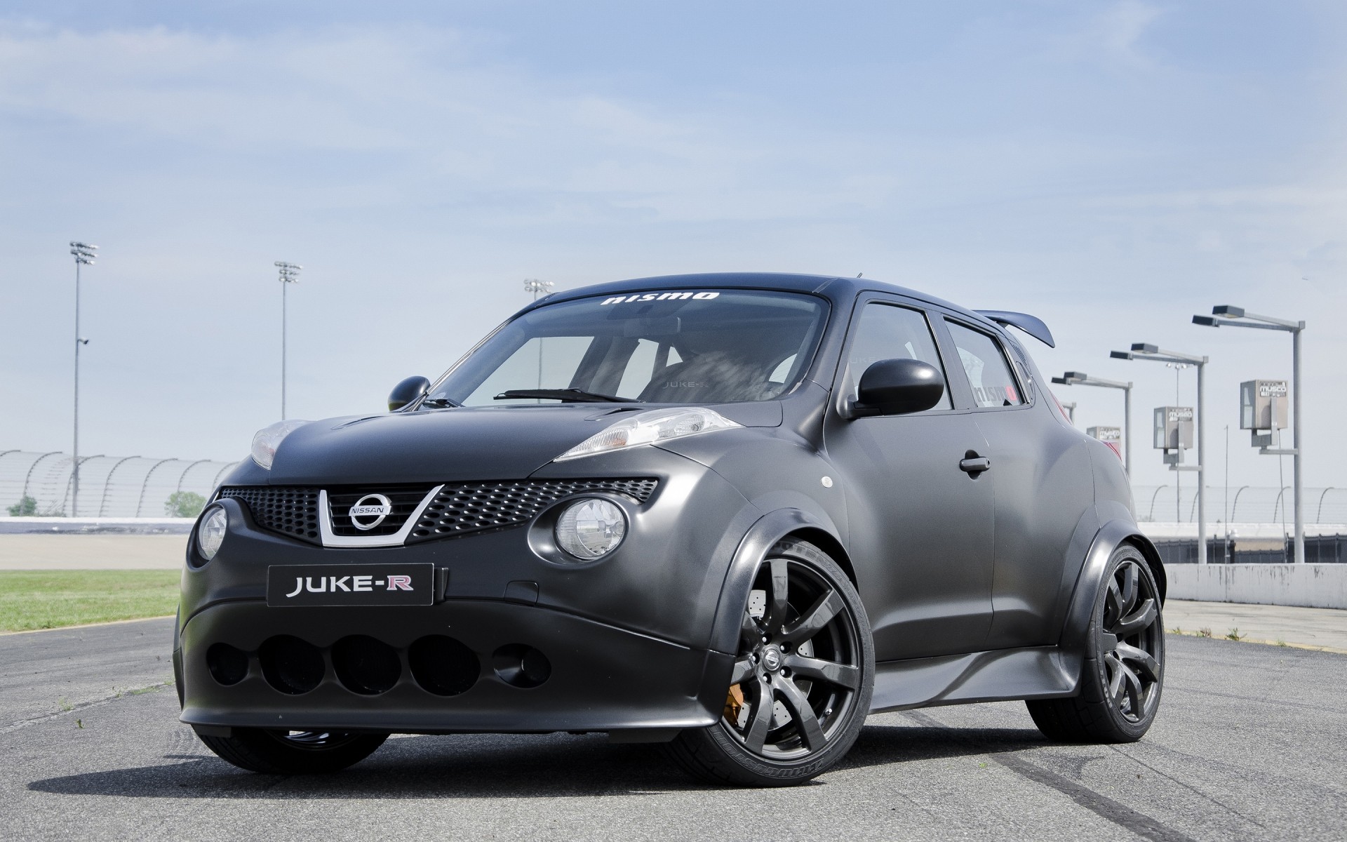 nissan coche coche ruedas disco sistema de transporte asfalto rápido automotriz raza apresure neumáticos acera nissan juke