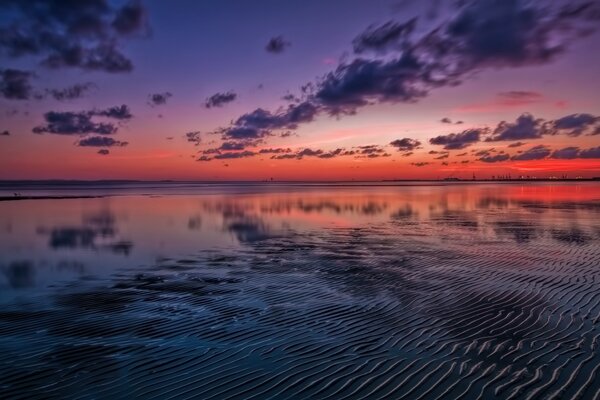 Mare triste al tramonto del giorno