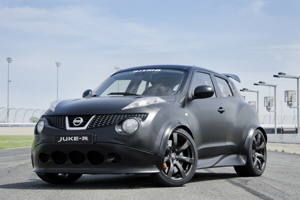 Voiture nissan sur la piste de course