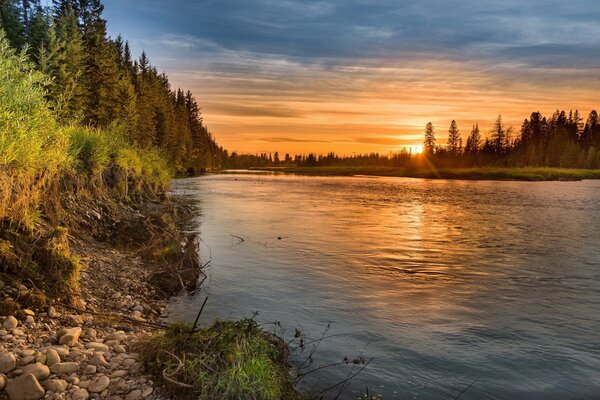 Lac rouge à l aube du jour