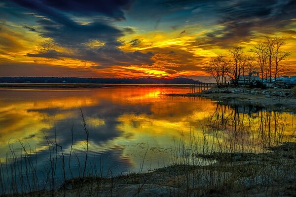 Coucher de soleil jaune sur le lac