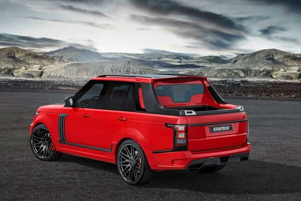 Rosso range rover e montagne