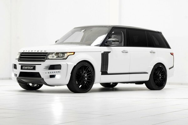 Range Rover blanc sur un carreau blanc