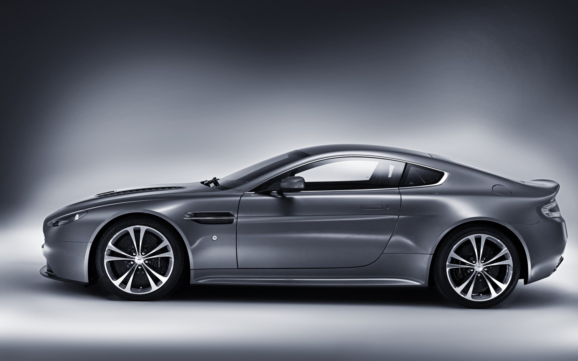 aston martin coche coche ruedas automóvil coupé negro sedán acera unidad mediodía rápido sistema de transporte asfalto capó aston martin vantage