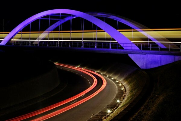 Sistema de transporte de la carretera en las luces del paisaje