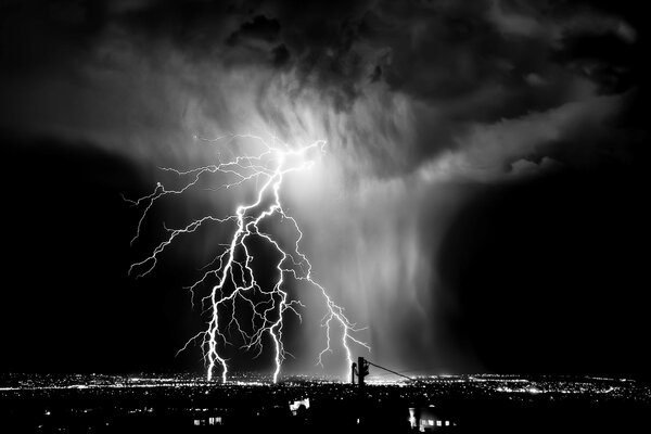 Paysage tempête orage ciel noir coups de tonnerre