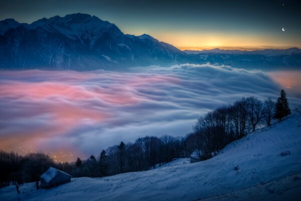 冬季景观与山和雾