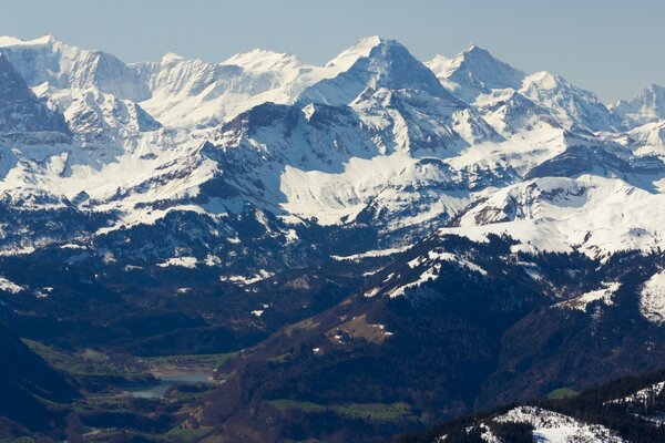 Landschaft der weißen majestätischen Berge