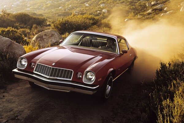 Une voiture chevrolet grimpe en montée