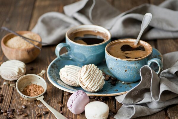 Duas xícaras de café com marshmallows pequenos