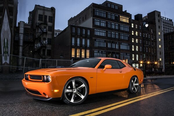 Coche naranja en el fondo de la ciudad de la noche