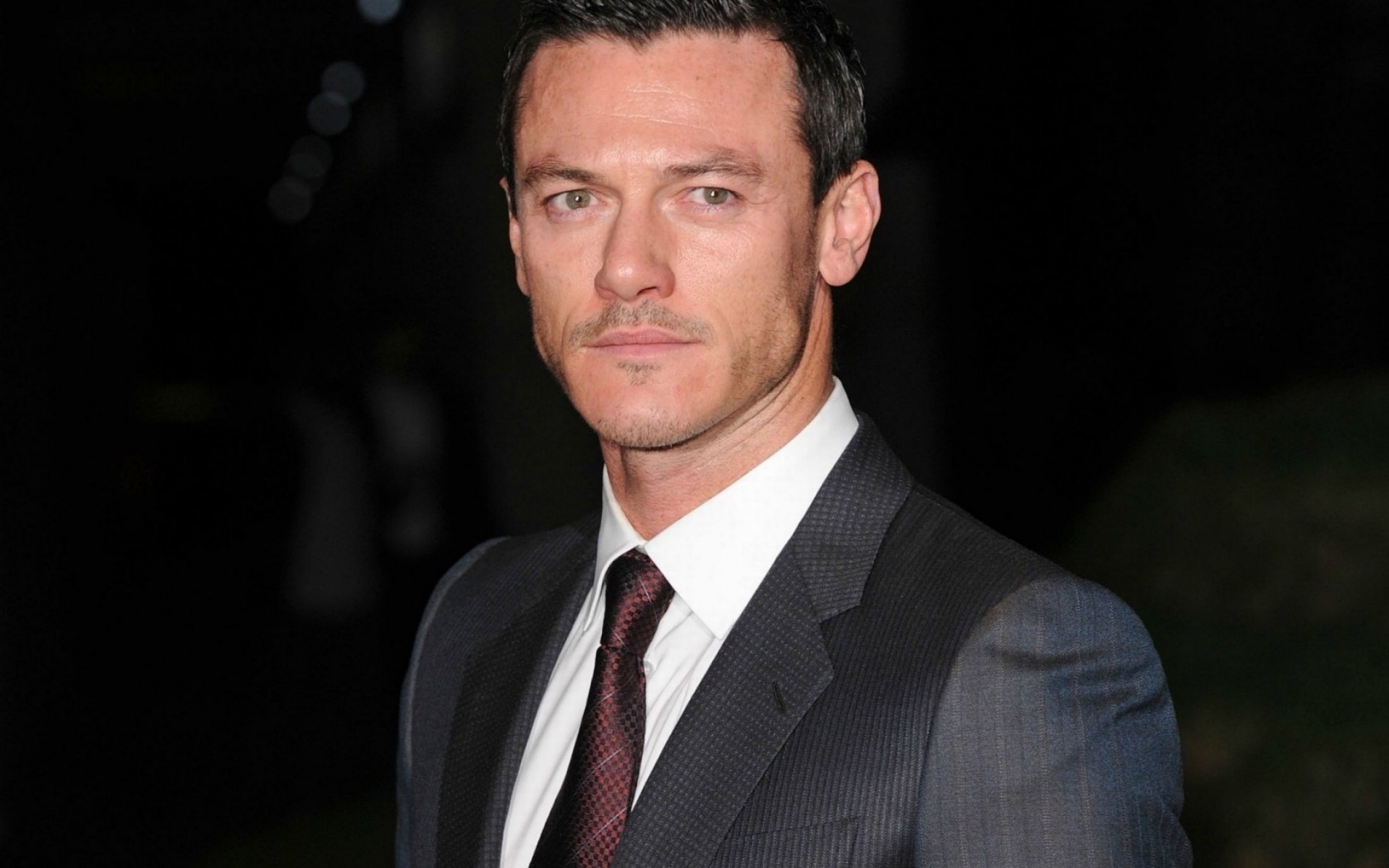 aktorzy portret człowiek jeden dorosły festiwal biznes czerwony dywan film nosić luke evans aktor