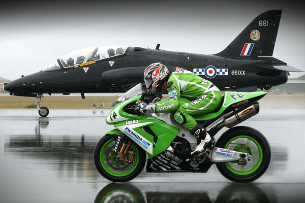 Moto deportiva vs luchador negro