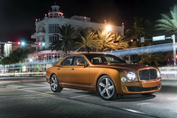 El coche de Bentley en la carretera conduce contra el transporte se reunió