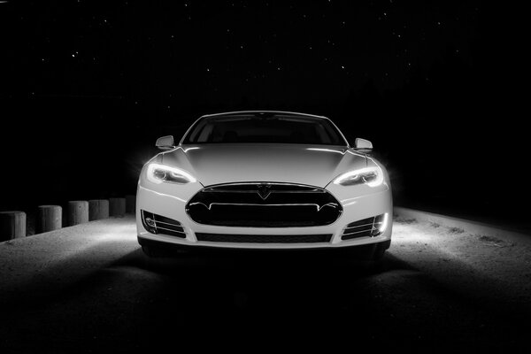 Tesla en el camino nocturno