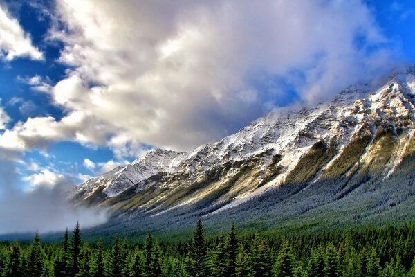 Chaînes de montagnes à l ombre des nuages