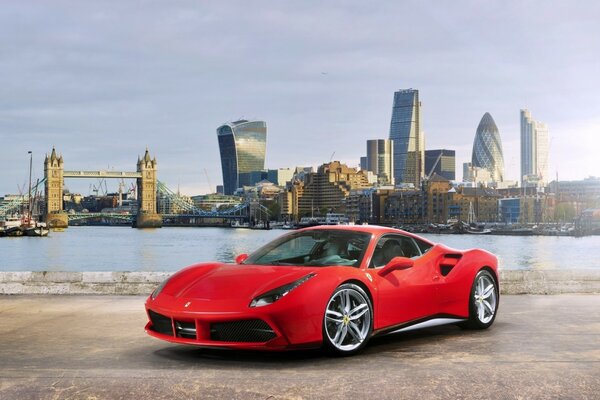 Voiture rouge sur fond de ville