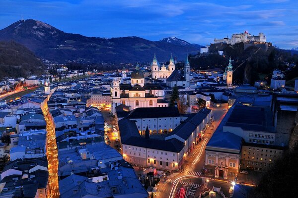 Viaggiare in diverse città e conoscere la loro architettura