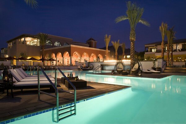 Habitación de hotel con piscina