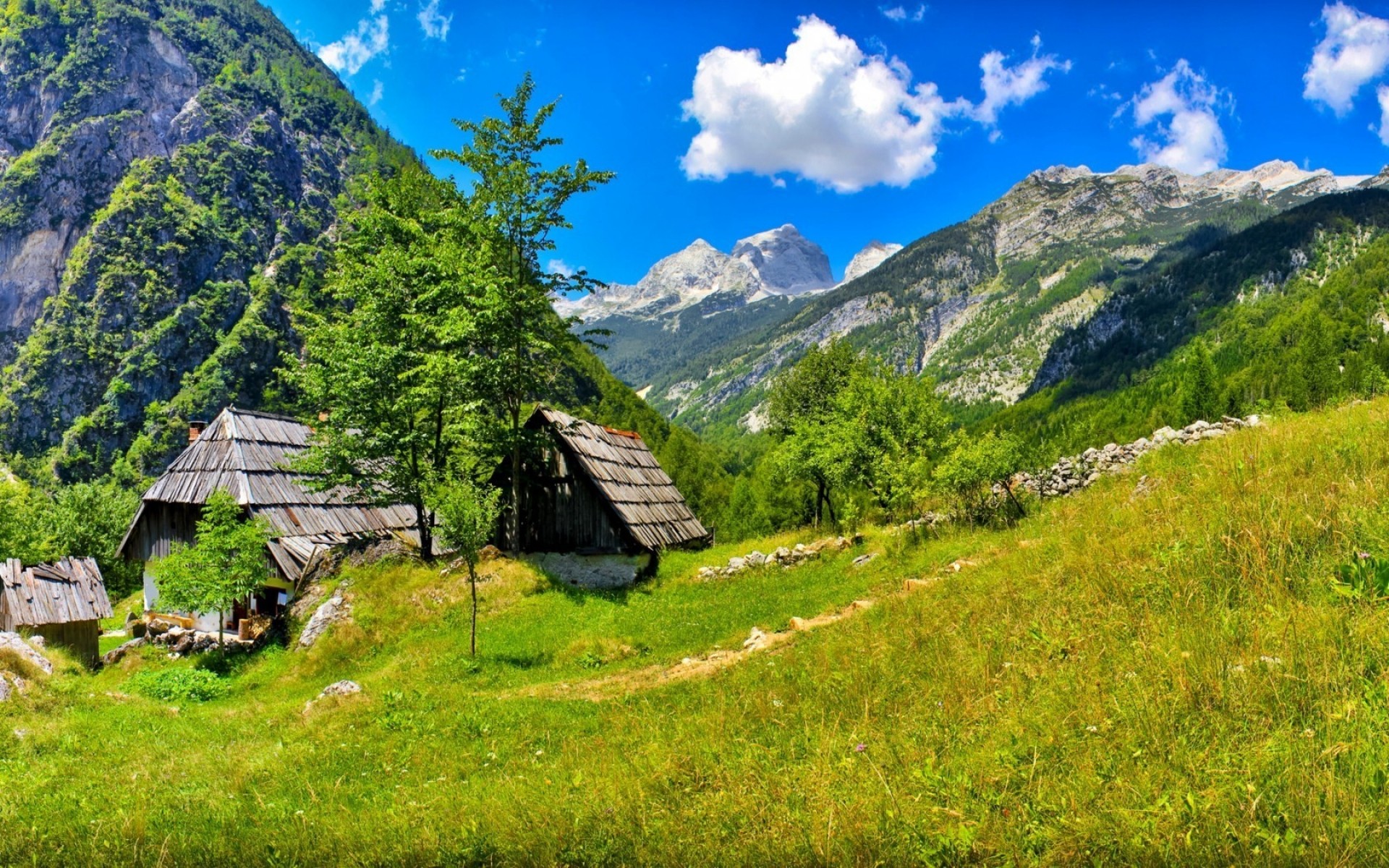 andere städte berge holz landschaft natur reisen im freien gras himmel hütte baum landschaftlich sommer heuhaufen tal hügel haus berggipfel bovec slowenien berge