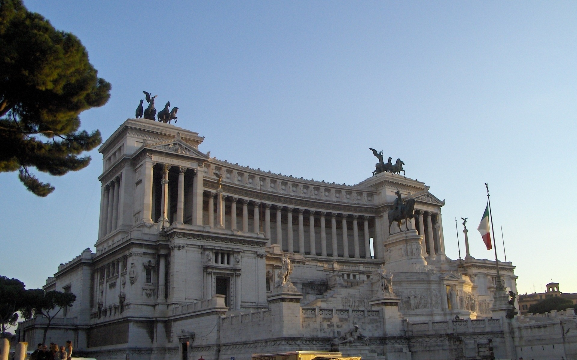 italia architettura viaggi all aperto città casa amministrazione cielo scultura statua castello bandiera luce del giorno vecchio museo antico punto di riferimento