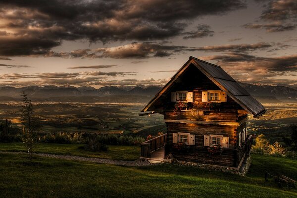 Casa in cima alla collina al tramonto