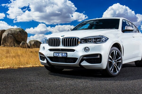 Bmw blanco se corta en las carreteras