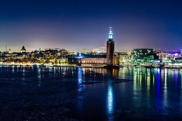 Die Reflexion der Nachtstadt im Wasser