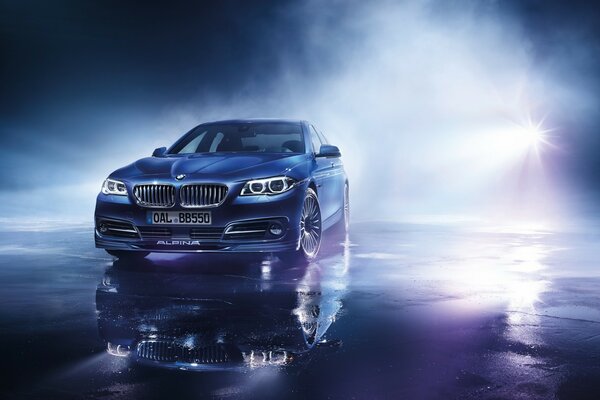 BMW көлігі жолдан шағылысқан әдемі күн батқанда