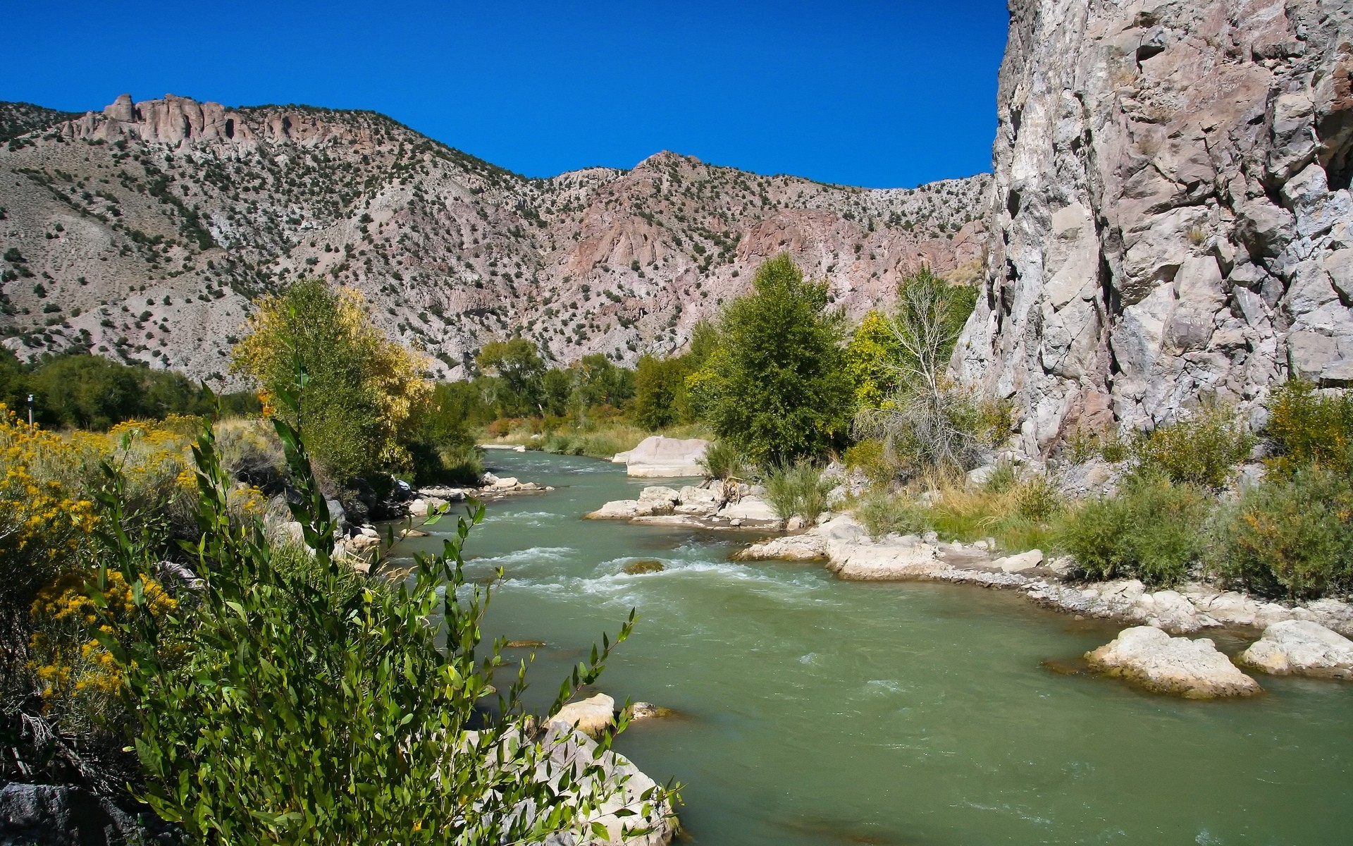 paisaje agua viajes naturaleza paisaje al aire libre cielo río roca montañas escénico árbol lago verano turismo luz del día madera valle montañas árboles arbustos