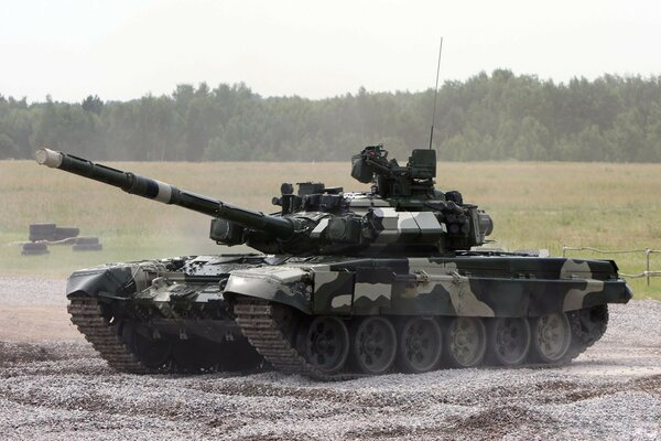 Un tanque moderno en un campo de entrenamiento militar