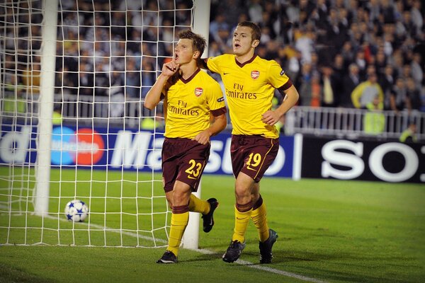 Jogadores russos se abraçam