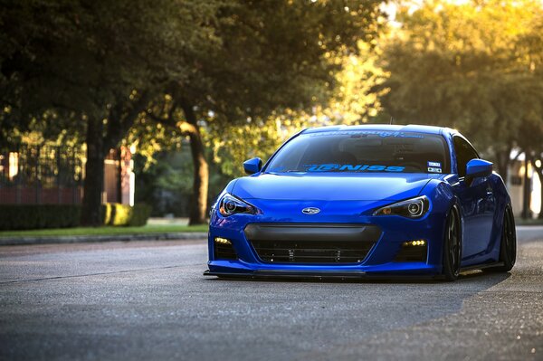 Обои с синей subaru brz на фоне парка