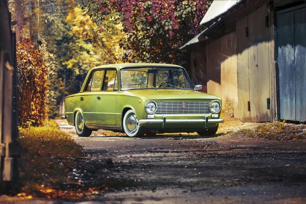 Зелёный ретро автомобиль лада