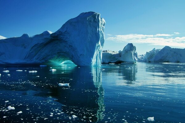 Landschaft des kalten Wassers mit Eisbergen