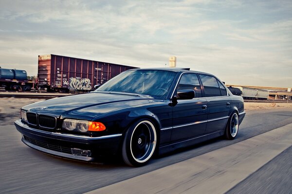 Синий bmw 740i на пути к вокзалу