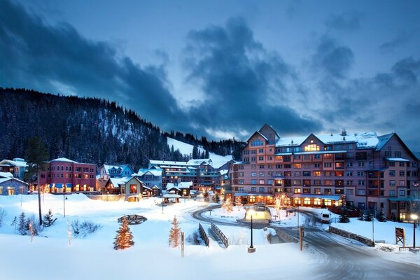 Inverno serale in un resort di montagna innevato