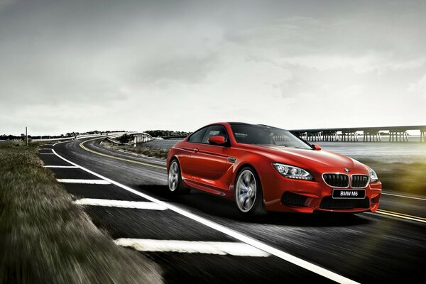 Czerwone BMW przy dużej prędkości
