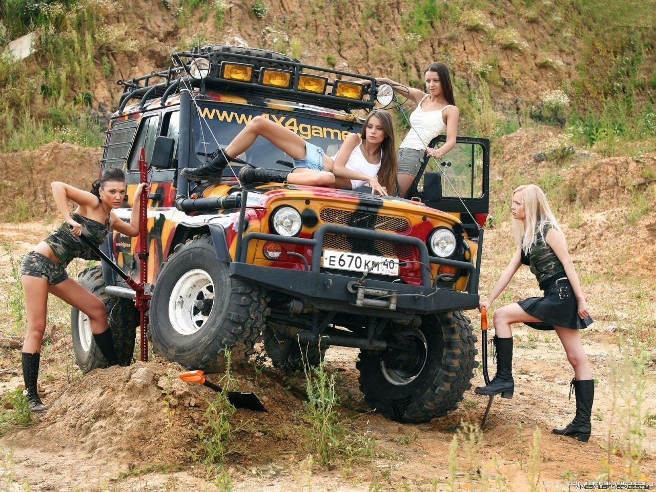 coches y niñas coche suelo hombre adulto sistema de transporte máquina acción camión carretera barro