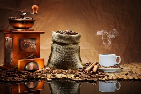 Tasse de café parfumée à côté du moulin à café