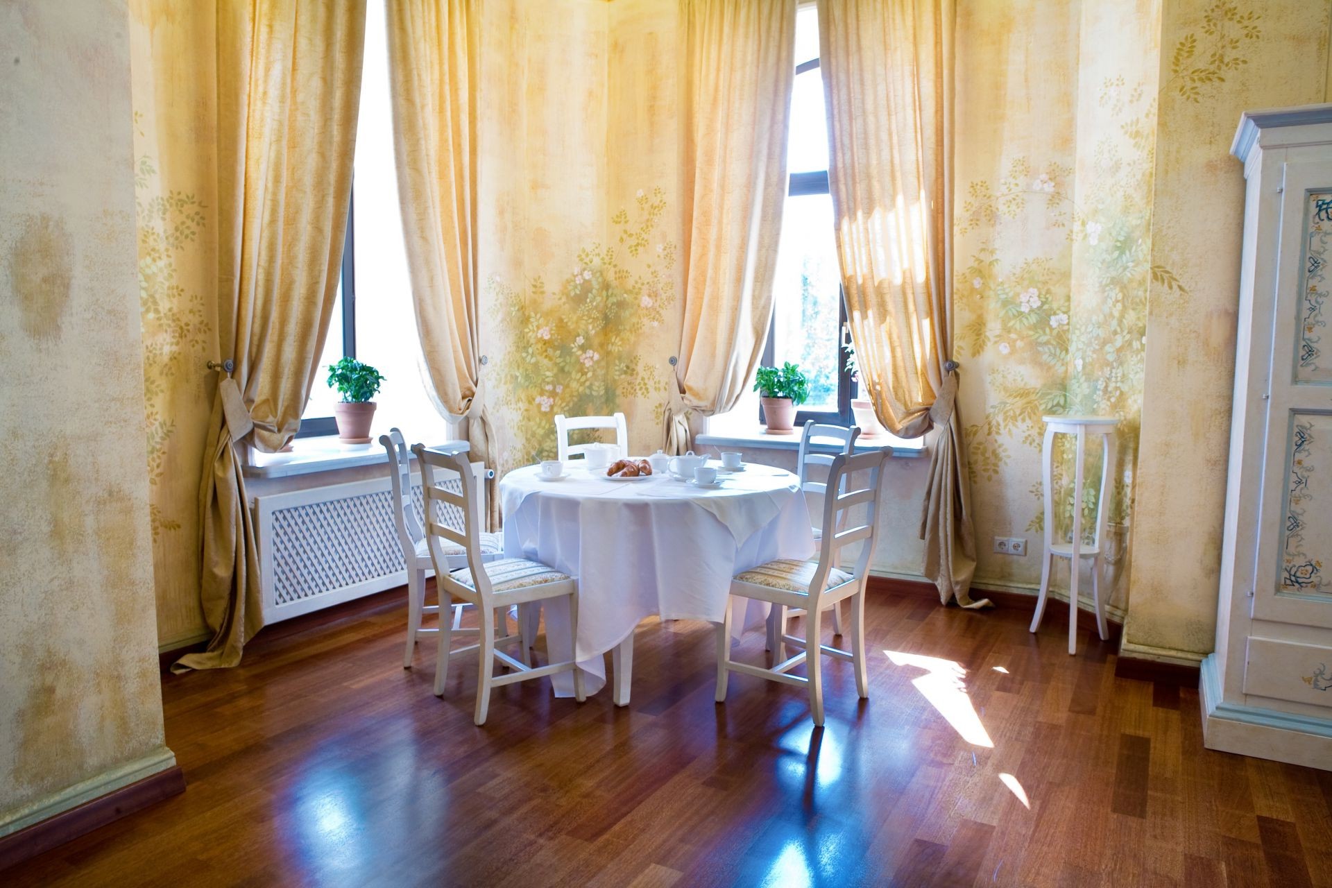 küchen zimmer möbel drinnen tisch haus innen vorhang zuhause lampe ort fenster innenarchitektur hotel stuhl familie boden teppich luxus geschirr