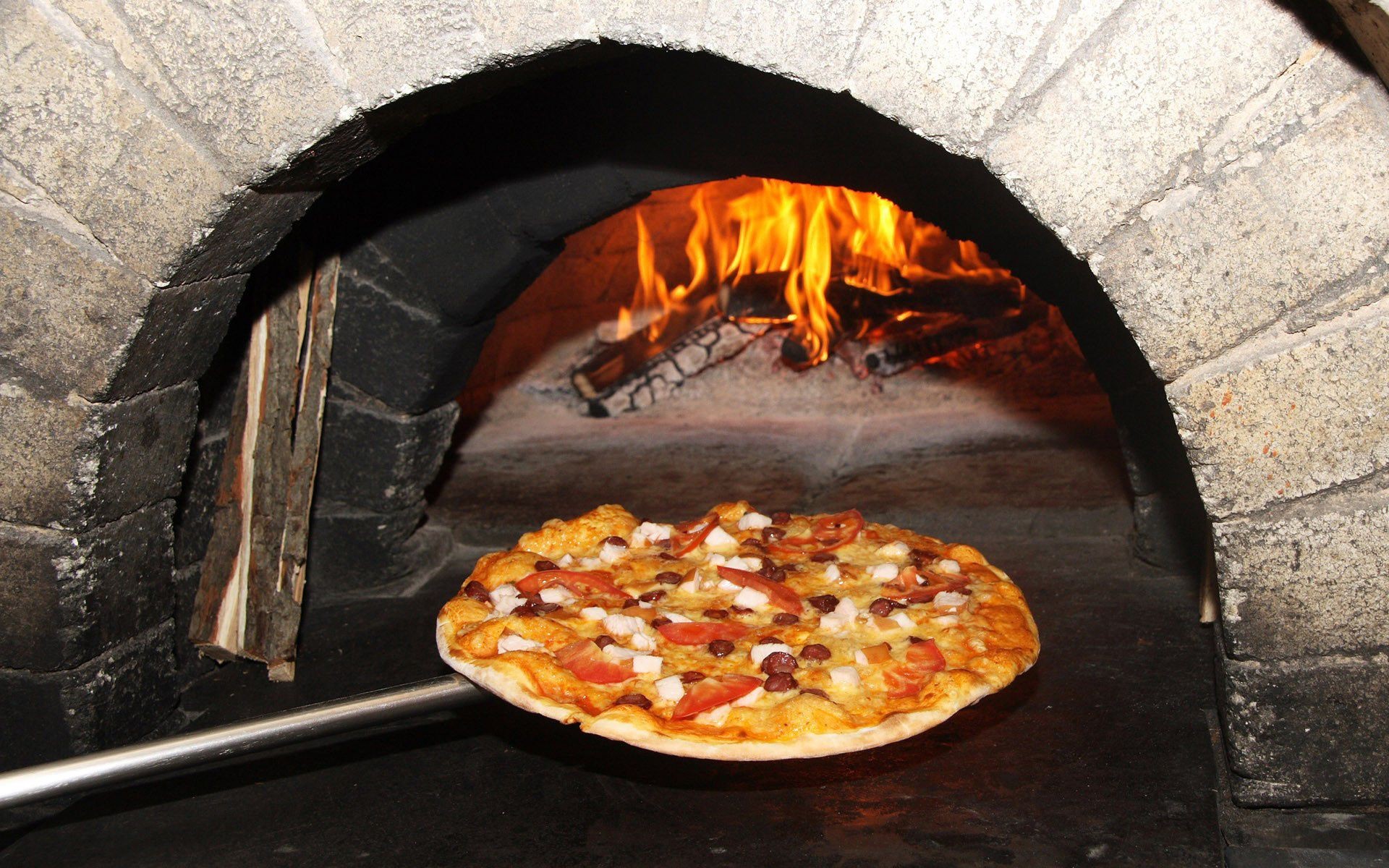 pizza flamme essen heiß kochen essen warm ofen kamin käse herd abendessen pfanne drinnen fleisch