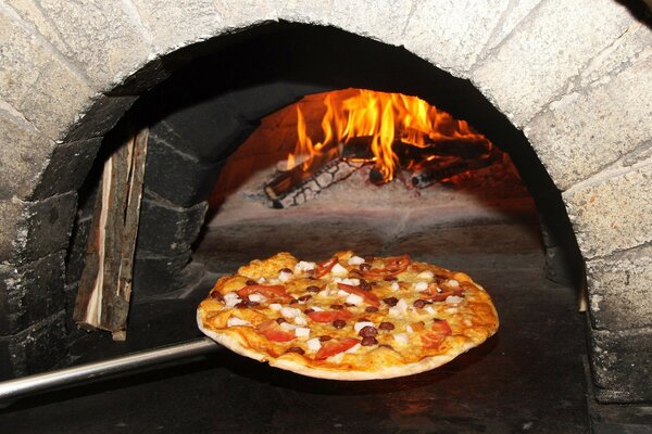 Pizza mettere il forno per cucinare