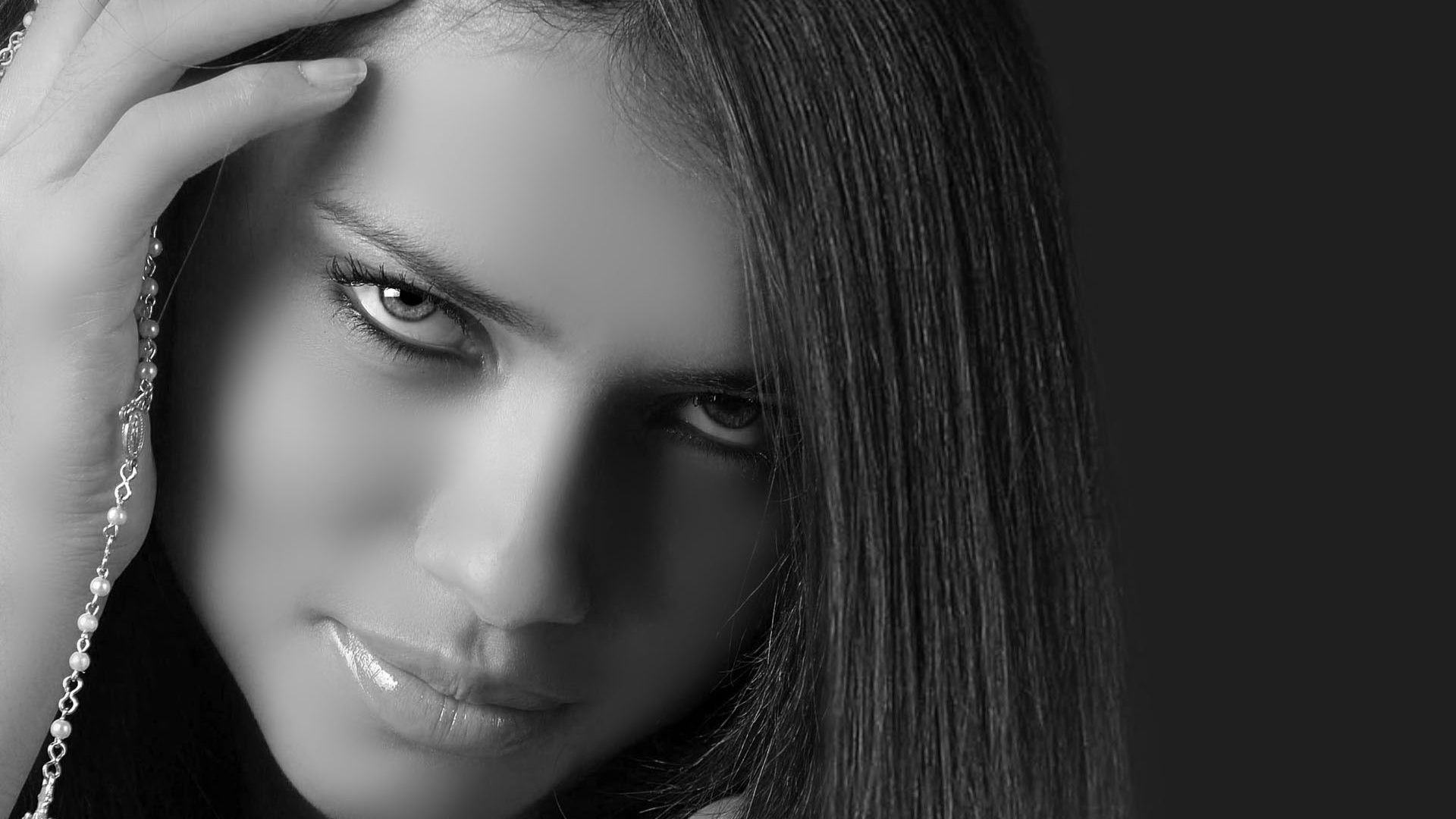 cara y sonrisa moda mujer retrato ojo sexy monocromo glamour chica modelo bonita labios cabello piel oscuro desnudo