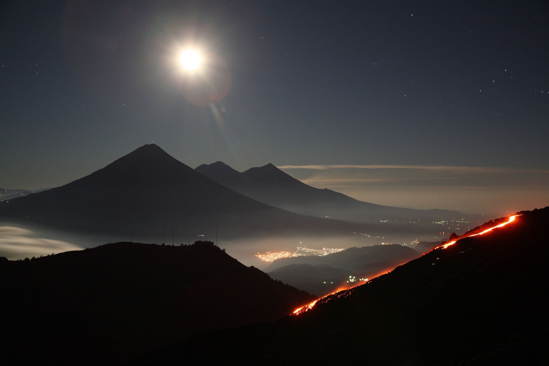 volcan montagnes lune coucher de soleil paysage soir aube volcan voyage ciel soleil lumière crépuscule